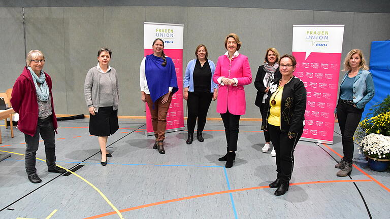 Der neu gewählte engere Vorstand der Frauen-Union der CSU in Unterfranken (von links): Marion Ledermann (Schriftführerin ), Marianne L’Alinec-Rittler (Schriftführerin), Petra Koch (Stv. Vorsitzende), Nikola Renner (Stv. Vorsitzende), Anja Weisgerber, MdB (Bezirksvorsitzende), Martina Gießübel (Stv. Vorsitzende), Michaela Wedemann (Schatzmeisterin), Elvira Biroga (Stv. Vorsitzende).