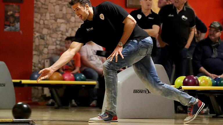 Ein Bild aus unbeschwerteren Tagen: Kresimir Loncar bei einem Bowling-Abend der Baskets Anfang 2019.