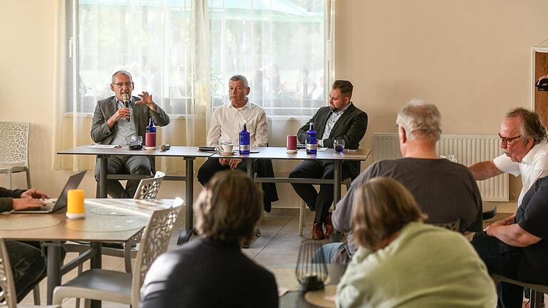 Diskussion zum Wohnen in Würzburg mit (von links)&nbsp;Hans Sartoris, Geschäftsführer der Stadtbau Würzburg, Frank Kühnlein, Vorstand der PBG Wohnen, und dem SPD-Bundestagsabgeordneten Markus Hümpfer.