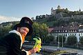 Jochen Veit alias 'Crazy Doc' im Juli beim Videodreh auf der Alten Mainbrücke in Würzburg.