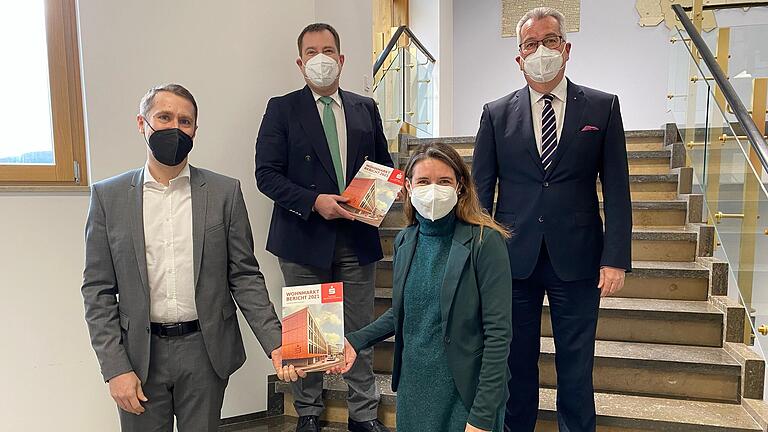 Den aktuellen Wohnmarktbericht der Sparkasse Mainfranken Würzburg übergaben (von links) Matthias Wolf,&nbsp; Jens Rauch und Sparkassen-Gebietsdirektor Peter Schmitt an Landrätin Sabine Sitter.