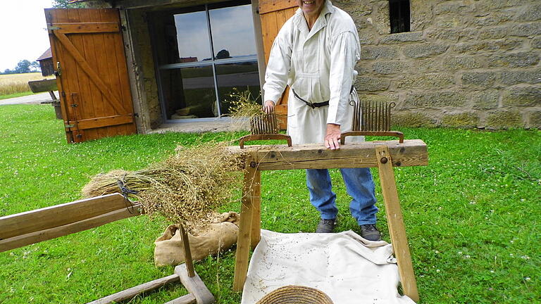 Gerhard Strauß zeigt in der Burgstaller Museums Flachsbrechhütte ein altes Handwerk