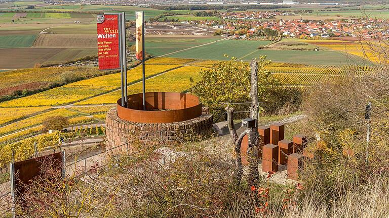 Am Terroir-f-Standort Iphofen gibt es neben der erhöhten Aussichtsplattform einen Stelen-Garten, der über die Erzeugermengen der weltgrößten Weinländer informiert.&nbsp;