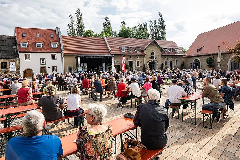 Kultur-Events gibt es schon seit längerem auf Gut Wöllried: eine Veranstaltung des Literaturfestivals MainLit im Jahr 2021. Kultur-Events gibt es schon seit längerem auf Gut Wöllried: eine Veranstaltung des Literaturfestivals MainLit im Jahr 2021.
