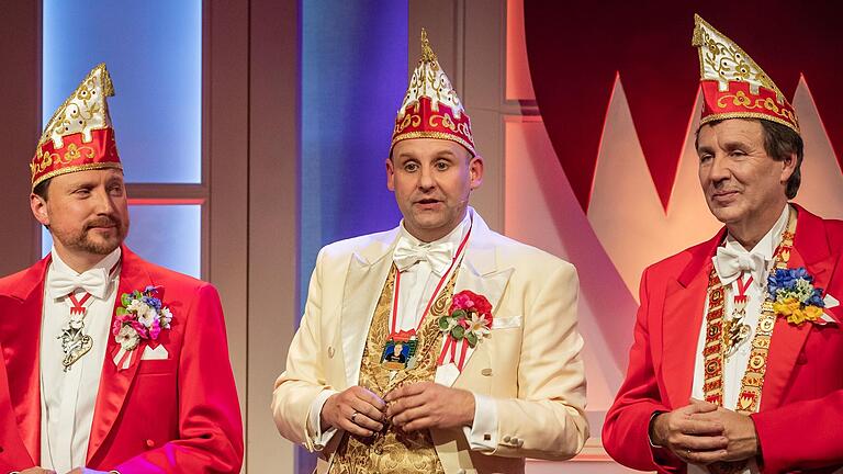 Sitzungspräsident bei 'Fastnacht in Franken': Christoph Maul (Mitte) rief er bei der Sendung - hier mit Tobias Brand (links) und Marco Anderlik, den Präsidenten der Fastnachtsverbände Unterfranken und Franken -&nbsp; für die Demokratie zum Wählen auf.&nbsp;