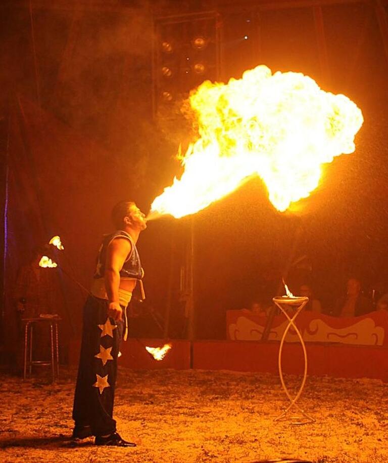 Feuerschlucker Adriano speit Flammen im Programm des Zirkus Renz.