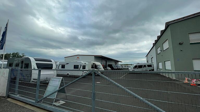 Das Iphöfer Camping Center Mainfranken im Gewerbegebiet 'Alte Reichsstraße'. Auch wenn das Tor verschlossen ist: Der Betrieb soll weitergehen.