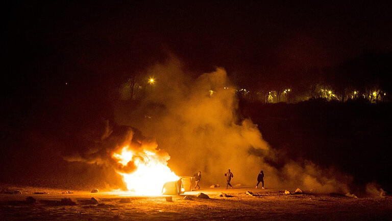 Protest       -  Protest: Migranten protestieren gegen die Räumung des wilden Flüchtlingscamp im nordfranzösischen Calais. Die Menschen aus dem Lager sollen auf ganz Frankreich verteilt werden. Foto: Etienne Laurent