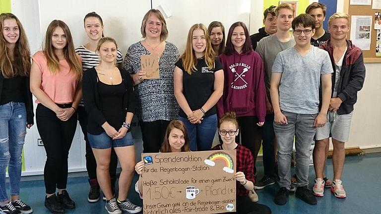 Die Schüler der Klasse M10b bei der Scheckübergabe an die Vertreterin der Elterninitiative für die Kinderkrebsstation &bdquo;Regenbogen&ldquo; der Uni-klinik in Würzburg, Frau Müller (Mitte).