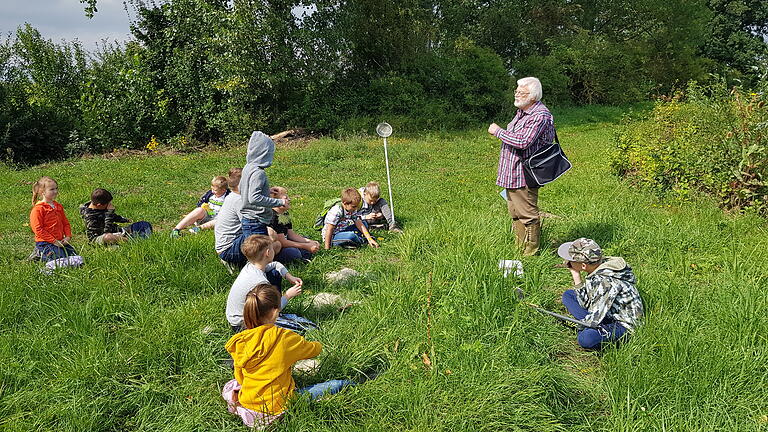 Gemeinsam mit Hans Meyer unternahmen die kleinen Naturfreunde im Rahmen des Ferienprogramms eine Biber-Exkursion.