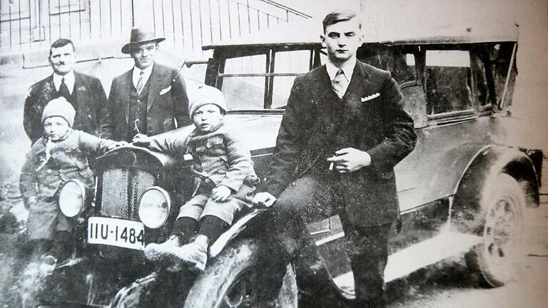 Die moderne hält Einzug: Hans Lauter (934) mit dem seinem ersten Auto im Dorf. Das Nummernschil IIU für Unterfrankenk war von 1906 bis 1945 in Gebrauch