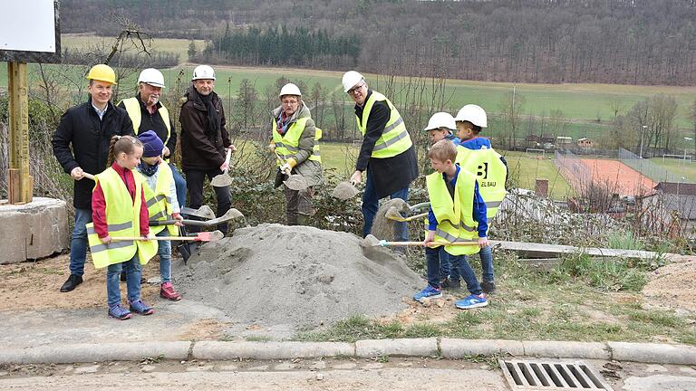 Beim Spatenstich zum Neubau der Grundschule 'Kirchenburg' in Aschfeld waren (von links) dabei: Helge Bey (Planungsbüro) Karl Breuer, Rainer Mehrlich, Carsten Ernst, Schulleiterin Sabine Baer, Bürgermeister Achim Höfling sowie einige Grundschüler.