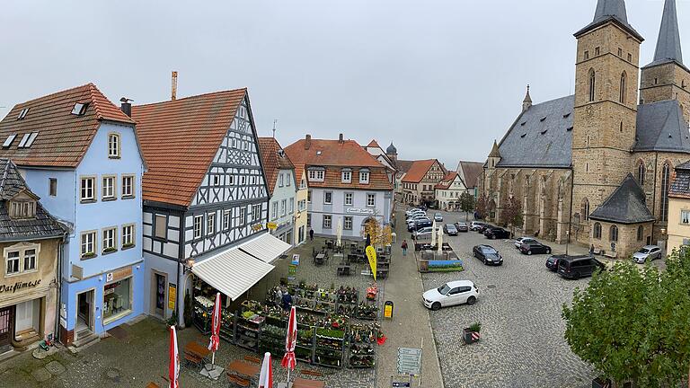 Mehrere Großprojekte muss die Stadt Gerolzhofen in den kommenden Jahren schultern. Dazu zählt auch die Sanierung des Marktplatzes. Um solche Vorhaben sowie die Pflichtaufgaben finanzieren zu können, muss die Kommune wieder Kredite aufnehmen.