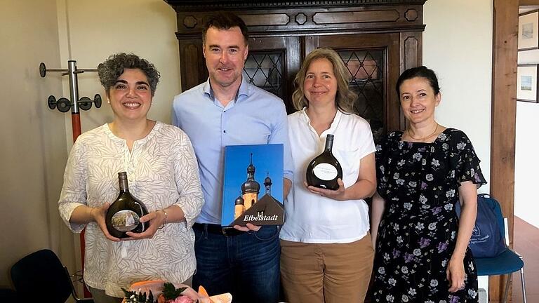 Über das Musikspielen bahnt sich eine Städtepartnerschaft zwischen Eibelstadt und Bentivoglio an (von links): Bürgermeisterin Erika Ferranti und Amtskollege Markus Schenk, Katharina Koch, Initiatorin der Partnerschaft und Marzia Baldessarini, Professorin für Geige und Mezzosopraistin.