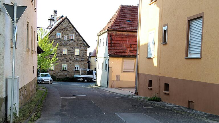 Die Straße Am Brückenwasen in Frankenwinheim wird komplett saniert und neu gestaltet. Die maroden Abwasserleitungen werden im Zuge der Baumaßnahme erneuert.