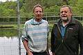 Manfred Mehling (links), Paul Woywod und ihre Vereinskameraden aus Windheim reinigen im Moment nach und nach die acht Teiche. Sie desinfizieren ihre Schuhe, bevor sie an die Teiche herantreten, und versuchen den Fischen auch sonst ein ruhiges Leben zu ermöglichen – als 'Reha', wie Woywod sagt.