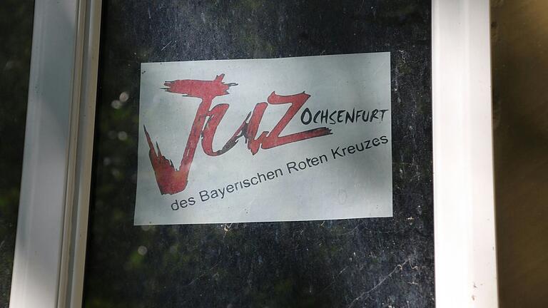 Träger des Jugendzentrums Ochsenfurt ist das Bayerische Rote Kreuz. Doch dem BRK fehlen aktuell Pädagogen, um die Einrichtung weiter betreiben zu können. Träger des Jugendzentrums Ochsenfurt ist das Bayerische Rote Kreuz. Doch dem BRK fehlen aktuell Pädagogen, um die Einrichtung weiter betreiben zu können.