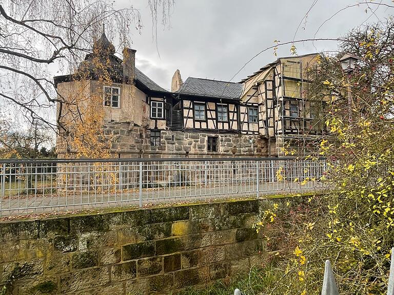 Von der Stettfelder Straße hat man diesen Blick auf das Schloss. Hier ist noch ein kleiner Teil von einem Dach geschützt, aber der größte Teil ist der Witterung ohne Dach ausgesetzt. Von der Stettfelder Straße hat man diesen Blick auf das Schloss. Hier ist noch ein kleiner Teil von einem Dach geschützt, aber der größte Teil ist der Witterung ohne Dach ausgesetzt.
