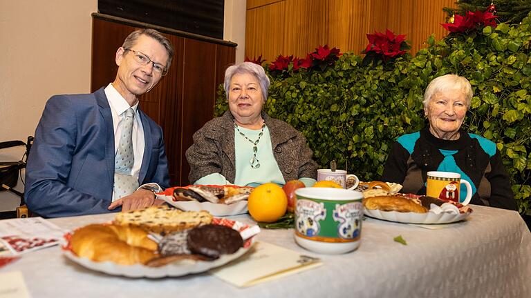 Oberbürgermeister 
Sebastian Remelé schenkte Kaffee aus und setzte sich auch mal zu den Gästen an den Tisch.