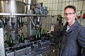 Hubert Kirchner vom Gebäudemanagement der Staatsbad GmbH zeigt die kleine Abfüllanlage mit gerade einmal sechs Flaschen-Plätzen. Foto: Ralf Ruppert       -  Hubert Kirchner vom Gebäudemanagement der Staatsbad GmbH zeigt die kleine Abfüllanlage mit gerade einmal sechs Flaschen-Plätzen. Foto: Ralf Ruppert