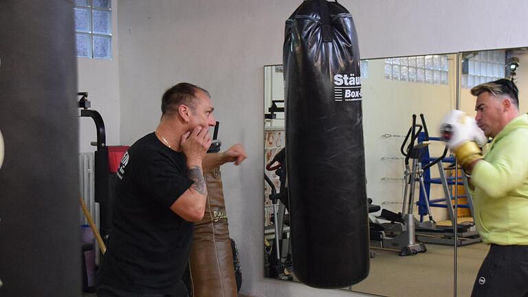 Zwei Stunden Training am Tag: Trainer Harald Wittmann und Matthias Mangiapane am Boxsack. Fotos: Heidi Vogel       -  Zwei Stunden Training am Tag: Trainer Harald Wittmann und Matthias Mangiapane am Boxsack. Fotos: Heidi Vogel