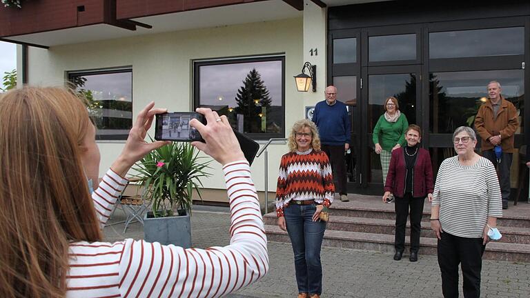 Melanie Abel (links) von der Stadt-Verwaltung fotografiert die beiden neuen Sprecherinnen des Senioren- und Behindertenbeirats, Bianca Volkert (erste Reihe, von links) und Elfriede Dickert, die bisherige Sprecherin Anni Misch (dahinter) sowie die ausgeschiedenen Mitglieder (hinten, von links) Winfried Benner, Cilli Ziegler und Norbert Knobel. Foto: Ralf Ruppert - Melanie Abel (links) von der Stadt-Verwaltung fotografiert die beiden neuen Sprecherinnen des Senioren- und Behindertenbeirats, Bianca Volkert (erste Reihe, von links) und Elfriede Dickert, die bisherige Sprecherin Anni Misch (dahinter) sowie die ausgeschiedenen Mitglieder (hinten, von links) Winfried Benner, Cilli Ziegler und Norbert Knobel. Foto: Ralf Ruppert Melanie Abel (links) von der Stadt-Verwaltung fotografiert die beiden neuen Sprecherinnen des Senioren- und Behindertenbeirats, Bianca Volkert (erste Reihe, von links) und Elfriede Dickert, die bisherige Sprecherin Anni Misch (dahinter) sowie die ausgeschiedenen Mitglieder (hinten, von links) Winfried Benner, Cilli Ziegler und Norbert Knobel. Foto: Ralf Ruppert - Melanie Abel (links) von der Stadt-Verwaltung fotografiert die beiden neuen Sprecherinnen des Senioren- und Behindertenbeirats, Bianca Volkert (erste Reihe, von links) und Elfriede Dickert, die bisherige Sprecherin Anni Misch (dahinter) sowie die ausgeschiedenen Mitglieder (hinten, von links) Winfried Benner, Cilli Ziegler und Norbert Knobel. Foto: Ralf Ruppert