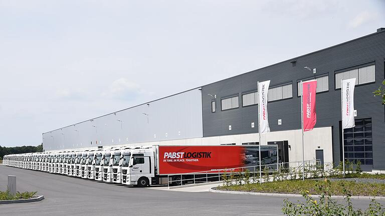 Der Großteil der Lastwagen steht am Wochenende auf dem Firmengelände in Gochsheim. Der Großteil der Lastwagen steht am Wochenende auf dem Firmengelände in Gochsheim.