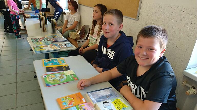 Die jungen Verkäufer beim Bücherflohmarkt.