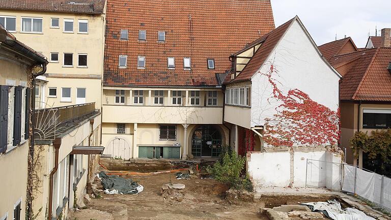 In der Alten Reichsvogtei (rechts) wird das neue Stadtmuseum integriert, das linke Gebäude wird abgerissen, dort entsteht ein Neubau für das Kulturforum Schweinfurt. In der Alten Reichsvogtei (rechts) wird das neue Stadtmuseum integriert, das linke Gebäude wird abgerissen, dort entsteht ein Neubau für das Kulturforum Schweinfurt.