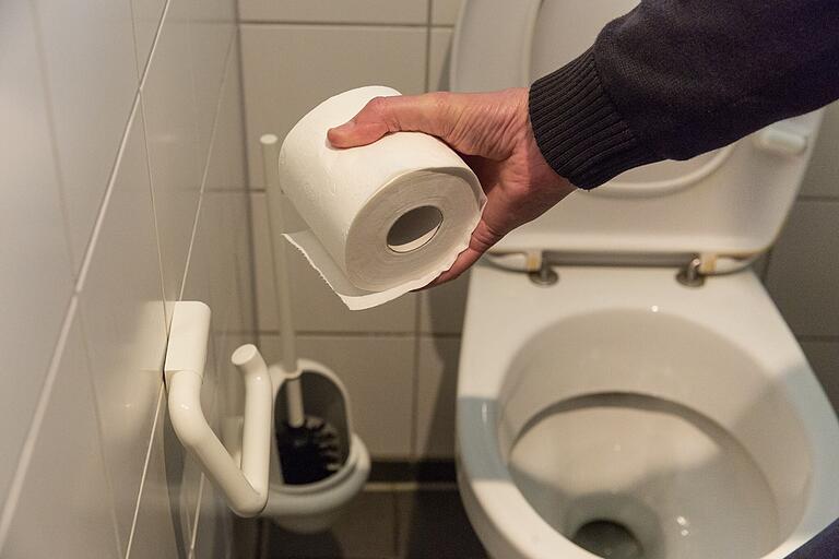 Beim neuen TikTok-Trend aus den USA werden die Schultoiletten fürs Video verwüstet (Symbolbild). Beim neuen TikTok-Trend aus den USA werden die Schultoiletten fürs Video verwüstet (Symbolbild).