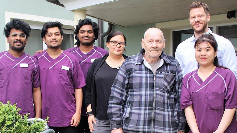 Aus Asien nach Wiesentheid (Lkr. Kitzingen): Drei indische Pflegekräfte und eine Pflegerin aus Vietnam mit Ausbildungsleiterin Janina Klipp-Sebold, Geschäftsführer Sebastian Preißner und Bewohner Georg Maurer an der Seniorenresidenz. Aus Asien nach Wiesentheid (Lkr. Kitzingen): Drei indische Pflegekräfte und eine Pflegerin aus Vietnam mit Ausbildungsleiterin Janina Klipp-Sebold, Geschäftsführer Sebastian Preißner und Bewohner Georg Maurer an der Seniorenresidenz.