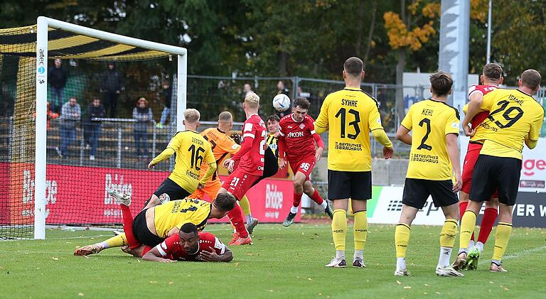 Pascal Moll köpft im Hinspiel in Bayreuth in der Nachspielzeit den 2:1-Segtreffer für die Würzburger Kickers. Pascal Moll köpft im Hinspiel in Bayreuth in der Nachspielzeit den 2:1-Segtreffer für die Würzburger Kickers. 