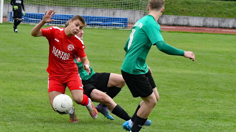 Die SG Bad Kissingen gewinnt das Derby gegen Garitz - Auf unserem Bild wird Bad Kissingens U19-Kicker Leo Maric von einem Garitzer Spieler in die Horizontale befördert. Die SG Bad Kissingen gewinnt das Derby gegen Garitz - Auf unserem Bild wird Bad Kissingens U19-Kicker Leo Maric von einem Garitzer Spieler in die Horizontale befördert.