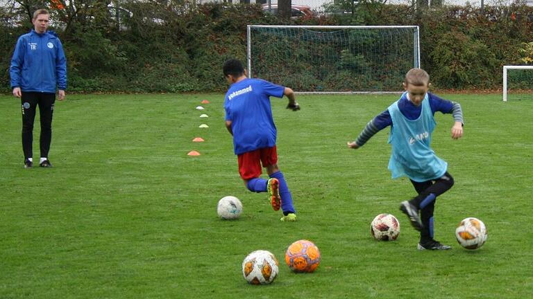 Tobias Rudolph (links) leitet die Schülerinnen und Schüler beim SAG-Training an. Tobias Rudolph (links) leitet die Schülerinnen und Schüler beim SAG-Training an.