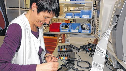 Hohe Qualitätsanforderungen: Eine Mitarbeiterin von PrehKeyTec in Mellrichstadt bei der Endkontrolle der Tastaturen. Hohe Qualitätsanforderungen: Eine Mitarbeiterin von PrehKeyTec in Mellrichstadt bei der Endkontrolle der Tastaturen.