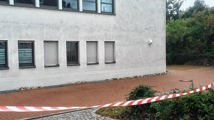 Sanierungsbeginn: Am Dienstag flatterten die ersten Absperrbänder am Besucherparkplatz des Kitzinger Amtsgerichtes, ab diesem Donnerstag legen die Arbeiter los. Sanierungsbeginn: Am Dienstag flatterten die ersten Absperrbänder am Besucherparkplatz des Kitzinger Amtsgerichtes, ab diesem Donnerstag legen die Arbeiter los.