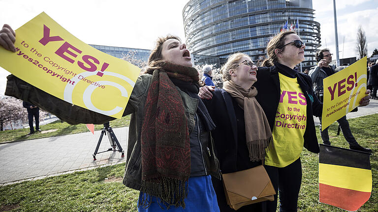 Bis zuletzt versuchten Demonstranten vor dem EU-Parlament in Straßburg die Abstimmung in ihrem Sinne zu beeinflussen.&nbsp;