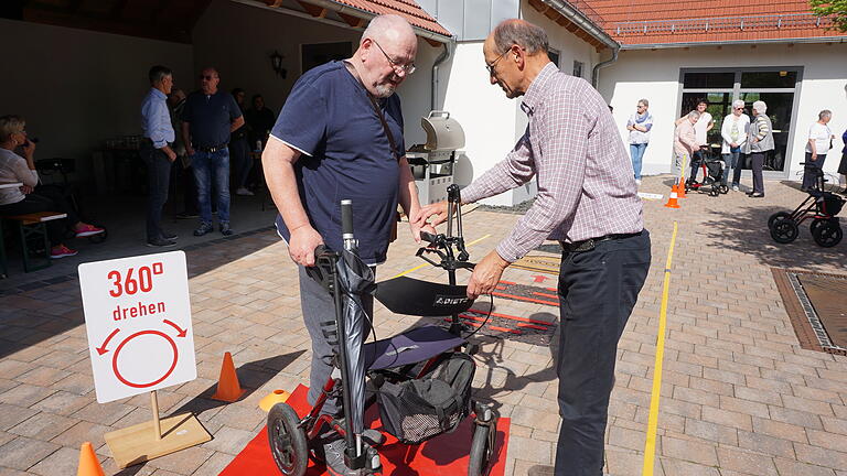 Wie den Rollator so zu Seite stellen, dass er nicht wegrollt und schnell wieder griffbereit ist. Die Senioren übten dies mit Edgar Kast im Rollator Parcours. Wie den Rollator so zu Seite stellen, dass er nicht wegrollt und schnell wieder griffbereit ist. Die Senioren übten dies mit Edgar Kast im Rollator Parcours.