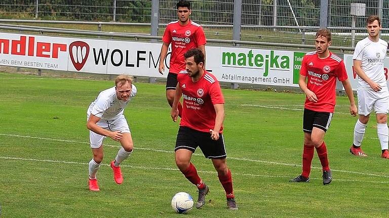 Mit einem Sieg über Memmelsdorf wären Fabian Reith (Mitte) und die FT Schweinfurt Herbstmeister in der Gruppe 1 der Landesliga Nordwest. Mit einem Sieg über Memmelsdorf wären Fabian Reith (Mitte) und die FT Schweinfurt Herbstmeister in der Gruppe 1 der Landesliga Nordwest.