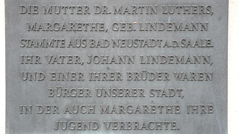 Ein Hinweisschild auf Bad Neustadt als Geburtsort von Martin Luthers Mutter hängt am Alten Amtshaus in Bad Neustadt. Beweise für seinen Wahrheitsgehalt gibt es keine. Ein Hinweisschild auf Bad Neustadt als Geburtsort von Martin Luthers Mutter hängt am Alten Amtshaus in Bad Neustadt. Beweise für seinen Wahrheitsgehalt gibt es keine.