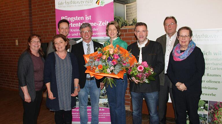 Im Bild: Schatzmeisterin Christina Keicher, Kreisfachberaterin Brigitte Goss, Landrat Florian Töpper, Kreisvorsitzender Frank Bauer, Anja Weisgerber MdB, Thorsten Schwab MdL, stellv. Kreisvorsitzender Michael Geck, Geschäftsstellenleiterin Christine Unsleber.