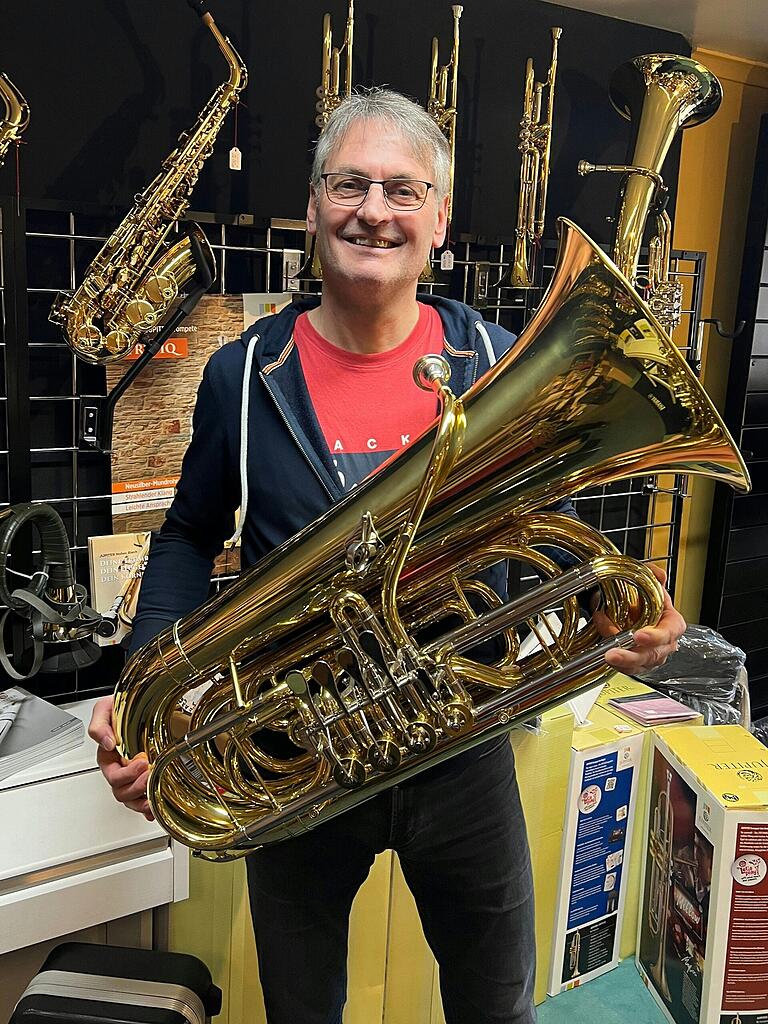 Martin Hofmann ist überzeugt: 'Mit jeder Tuba, die im Landkreis neu ertönt, wird die Welt um uns herum ein wenig schöner.'