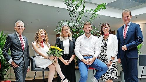 Vorstandsvorsitzender Roland Friedrich (links), Vorstandsmitglied Michael Rendl (rechts) und Ausbilderin Ute Seidel (daneben) gratulieren (von links) Julia Staiano, Julia Nürnberger und Jonas Barthelmes zur erfolgreichen Ausbildung. - Vorstandsvorsitzender Roland Friedrich (links), Vorstandsmitglied Michael Rendl (rechts) und Ausbilderin Ute Seidel (daneben) gratulieren (von links) Julia Staiano, Julia Nürnberger und Jonas Barthelmes zur erfolgreichen Ausbildung. Vorstandsvorsitzender Roland Friedrich (links), Vorstandsmitglied Michael Rendl (rechts) und Ausbilderin Ute Seidel (daneben) gratulieren (von links) Julia Staiano, Julia Nürnberger und Jonas Barthelmes zur erfolgreichen Ausbildung. - Vorstandsvorsitzender Roland Friedrich (links), Vorstandsmitglied Michael Rendl (rechts) und Ausbilderin Ute Seidel (daneben) gratulieren (von links) Julia Staiano, Julia Nürnberger und Jonas Barthelmes zur erfolgreichen Ausbildung.