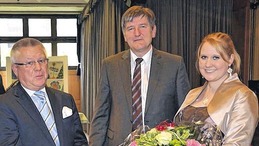 Blumenstrauß und Geschenkkorb: Für die Festschrift zum 50-jährigen Bestehen des St. Josefs-Stift in Eisingen wurden Ernst A. Hestermann, stellvertretender Vorsitzender des St. Josefs-Stift, und Katharina-Eva Bauer, Assistentin der Geschäftsleitung geehrt. Beide waren für die Umsetzung des Projektes verantwortlich. Erster Gratulant war Bernhard Götz (Mitte).