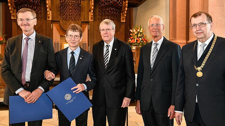 Ausgezeichnet (von links): Prof. Gerhard Bringmann, Dr. Dieter Mahsberg, Prof. Jörg Hacker und Prof. Gerd Müller mit Uni-Präsident Alfred Forchel. Ausgezeichnet (von links): Prof. Gerhard Bringmann, Dr. Dieter Mahsberg, Prof. Jörg Hacker und Prof. Gerd Müller mit Uni-Präsident Alfred Forchel.