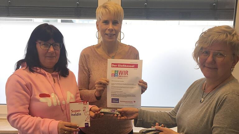 Gudrun Stahl, Anja Desch und Monika Gramlich bei der Übergabe. Gudrun Stahl, Anja Desch und Monika Gramlich bei der Übergabe.