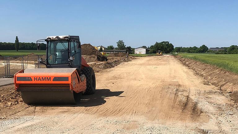 Dort, wo der neue Linksabbieger in Richtung Norma-Logistikzentrum auf der Staatsstraße entstehen wird, wird die Alitzheimer Straße verbreitert. Die Arbeiten werden bis Juli dauern.