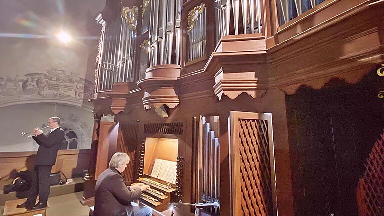 Jürgen Weyer an der Trompeter und Peter Rottmann an der Klais-Orgel in der Münnerstädter Pfarrkirche Maria-Magdalena begeisterten beim Neujahrskonzert die zahlreichen Besucher. Sie boten ein besonderes musikalisches Feuerwerk  mit Gänsehauteffekt ...       -  Jürgen Weyer an der Trompeter und Peter Rottmann an der Klais-Orgel in der Münnerstädter Pfarrkirche Maria-Magdalena begeisterten beim Neujahrskonzert die zahlreichen Besucher. Sie boten ein besonderes musikalisches Feuerwerk  mit Gänsehauteffekt zum Jahresanfang 2023.