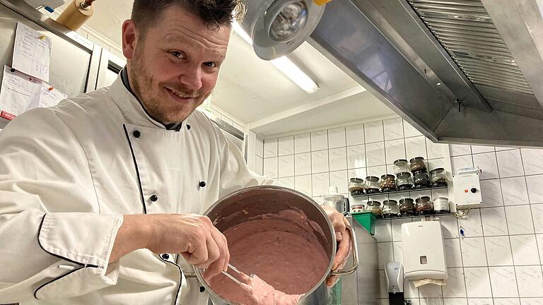 Christian Kreß ist in der neuen Kniebrecher-Küche ganz in seinem Element. Christian Kreß ist in der neuen Kniebrecher-Küche ganz in seinem Element.