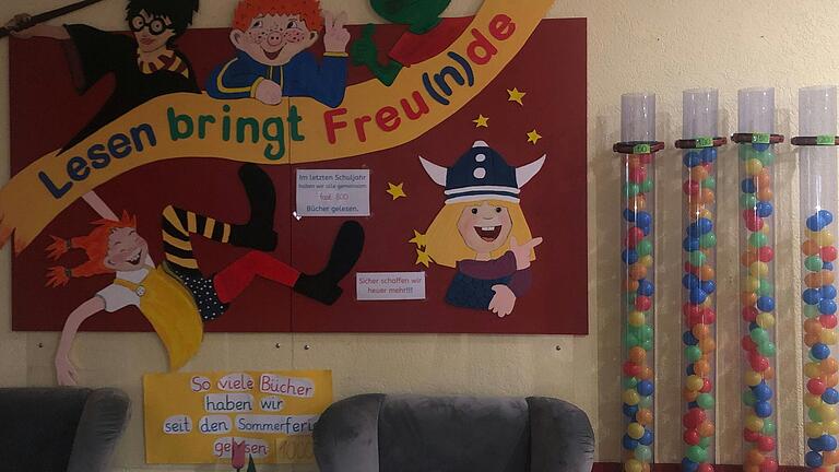 Die Lesewand in der Grundschule Sendelbach.